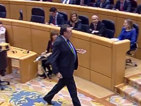 Un senador de CiU regala un libro a Rajoy durante la sesión de control