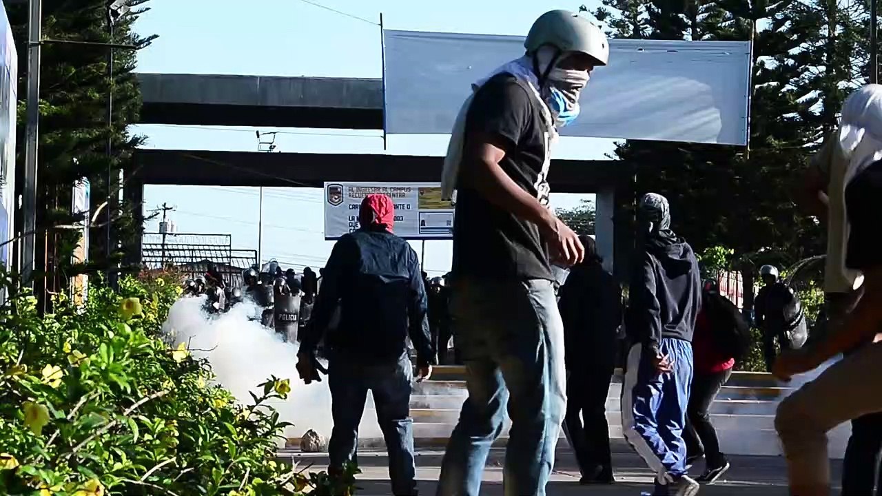 Militares hondureños abren fuego contra estudiantes durante protesta