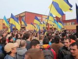 Decenas de ciudadanos muestran su apoyo al Gobierno ucraniano en Donestk