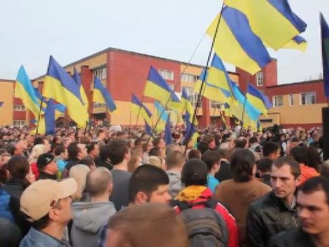 Decenas de ciudadanos muestran su apoyo al Gobierno ucraniano en Donestk
