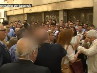 Un joven propina un puñetazo a un hombre por un buen sitio para ver una procesión