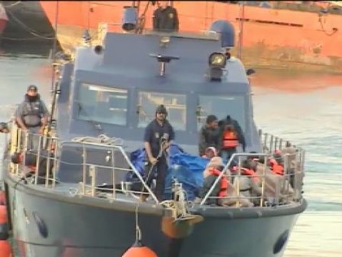 Llegan a Las Palmas los 25 inmigrantes interceptados en patera