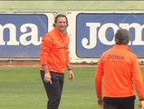 El segundo entrenador del Valencia es el encargado de comunicarle a Pizzi el rival en semifinales de la Europa League