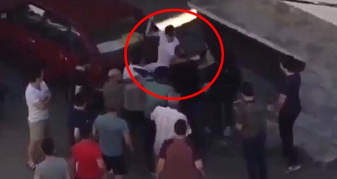 Genç kızı taciz edip kaçan yabancı uyruklu sapığı, mahalleli tekme tokat dövdü