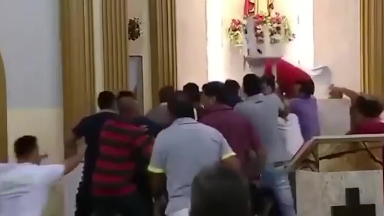 Il rentre dans une église pour tout casser mais se fait maîtriser par des fidèles