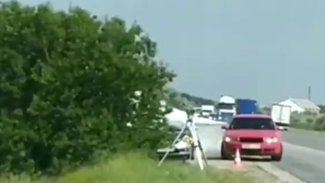 Des automobilistes s'arrêtent pour asperger avec un extincteur un radar et une voiture de police