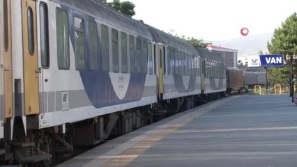 Tahran-Van treni 8 yıl sonra ilk seferini gerçekleştirdi
