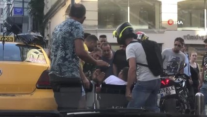 Taksim'de taksicinin ihmali engelli adamı yaralıyordu