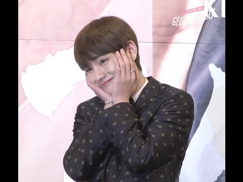 방탄소년단 뷔, 꽃받침은 이렇게 (161216 KBS 2TV '화랑' 제작발표회 김태형 Hwarang Showcase Photo Time)