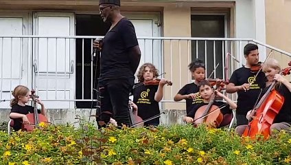 Ménélik avec l'orchestre des quartiers