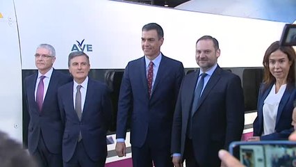 Pero Sánchez viaja en el AVE inaugural del trayecto Madrid - Granada