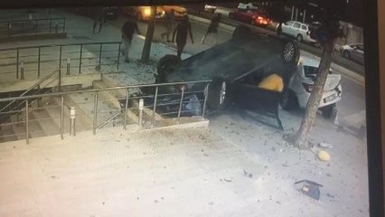 Üsküdar'da takla atan araç kaldırıma düştü, yayalar son anda kurtuldu