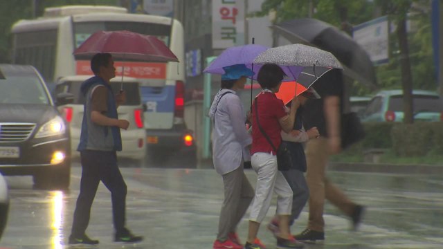 [날씨] 내일 전국 장마 시작...폭염 점차 누그러져 / YTN