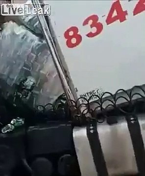 Accident d'un camion Heineken : des pillards volent les bières !