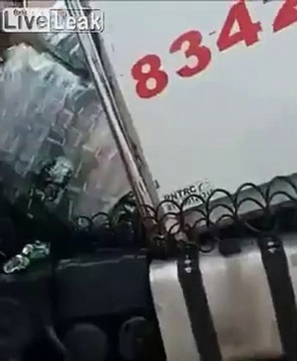 Accident d'un camion Heineken : des pillards volent les bières !
