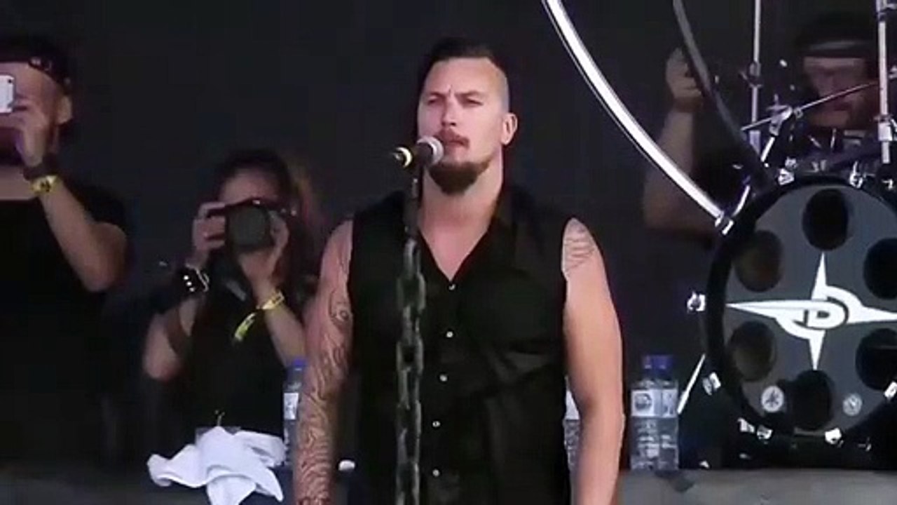 Des milliers de fans font un "Wall of Death" au Hellfest 2019 - Dagoba