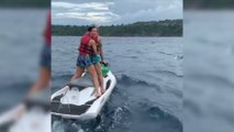 Sergio Ramos y Pilar Rubio recorren el mar entre delfines