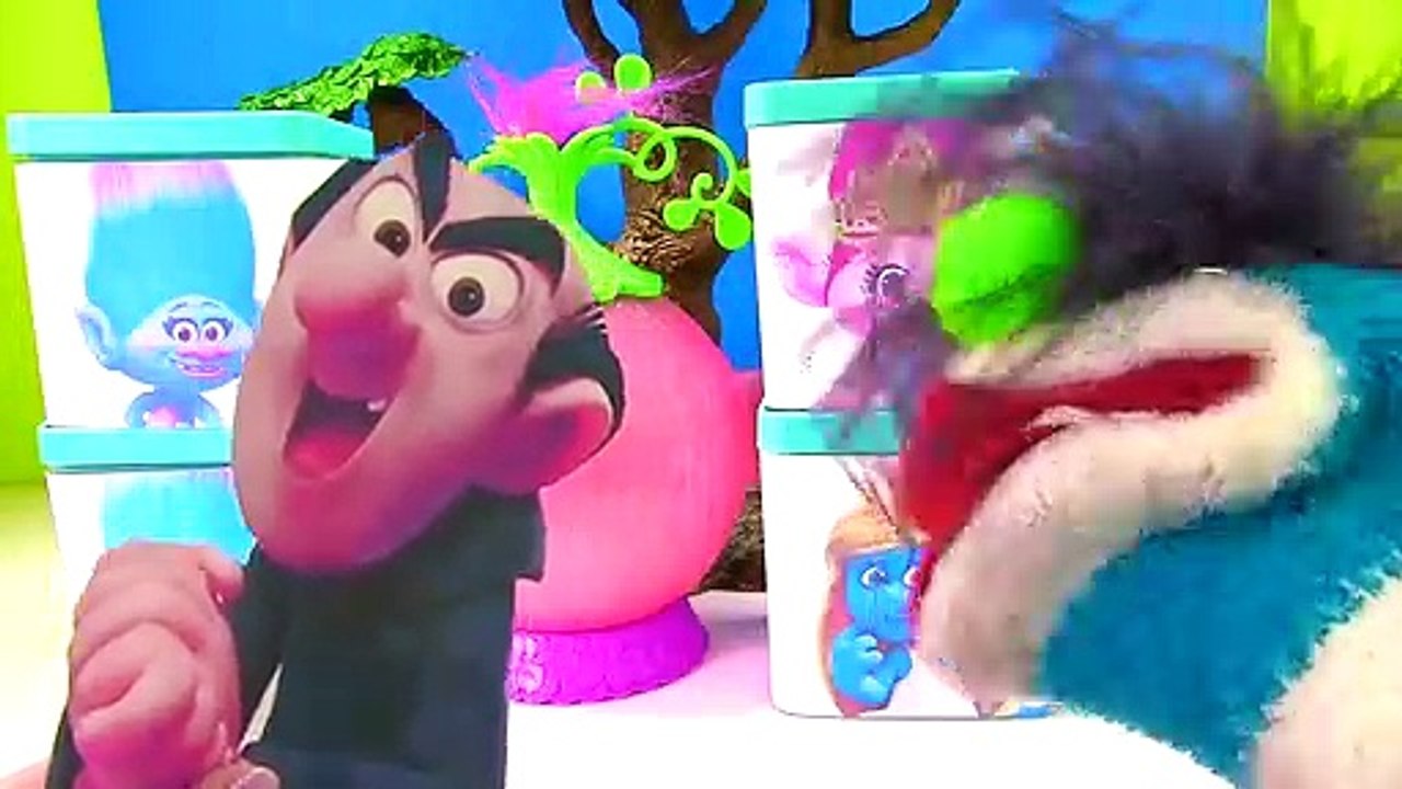 TROLLS and SMURFS GAME! Toy Surprise Boxes Disk Drop Game