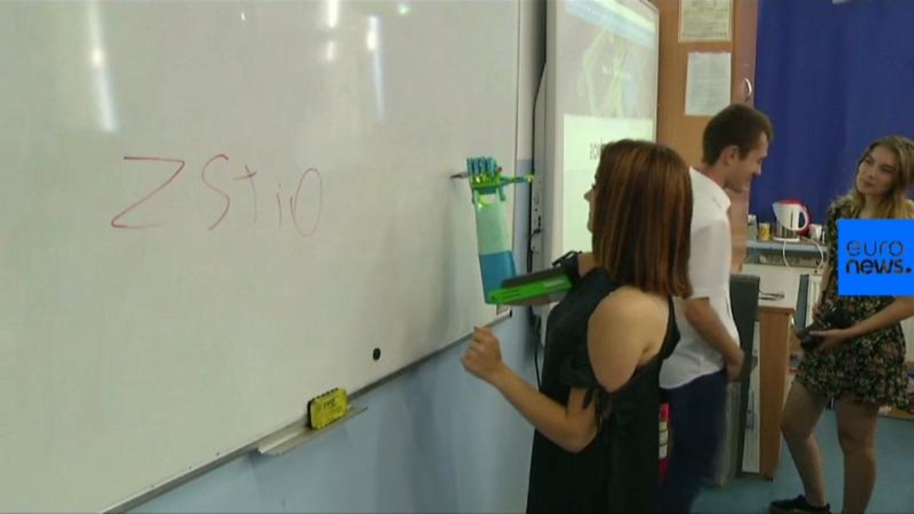 VIDEO | Diese angehende Mechanikerin bekommt eine Armprothese von ihren Mitschülern