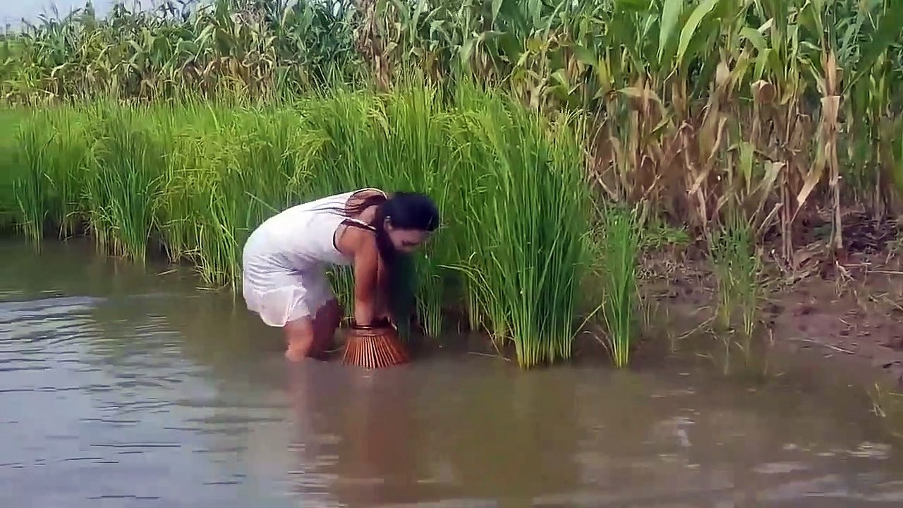 La technologie Primitive. Incroyable fille de la pêche