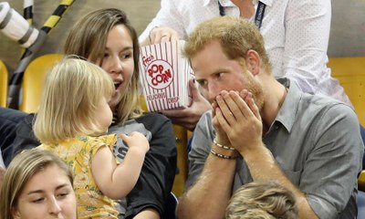 رد فعل الأمير هاري بعد أن سرقت منه طفلة الفشار