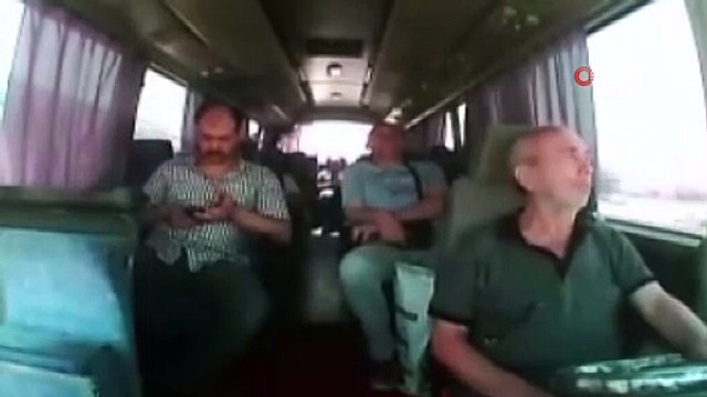 Minibüsün sıkıştırdığı işçi servisinin şarampole devrilme anı kamerada