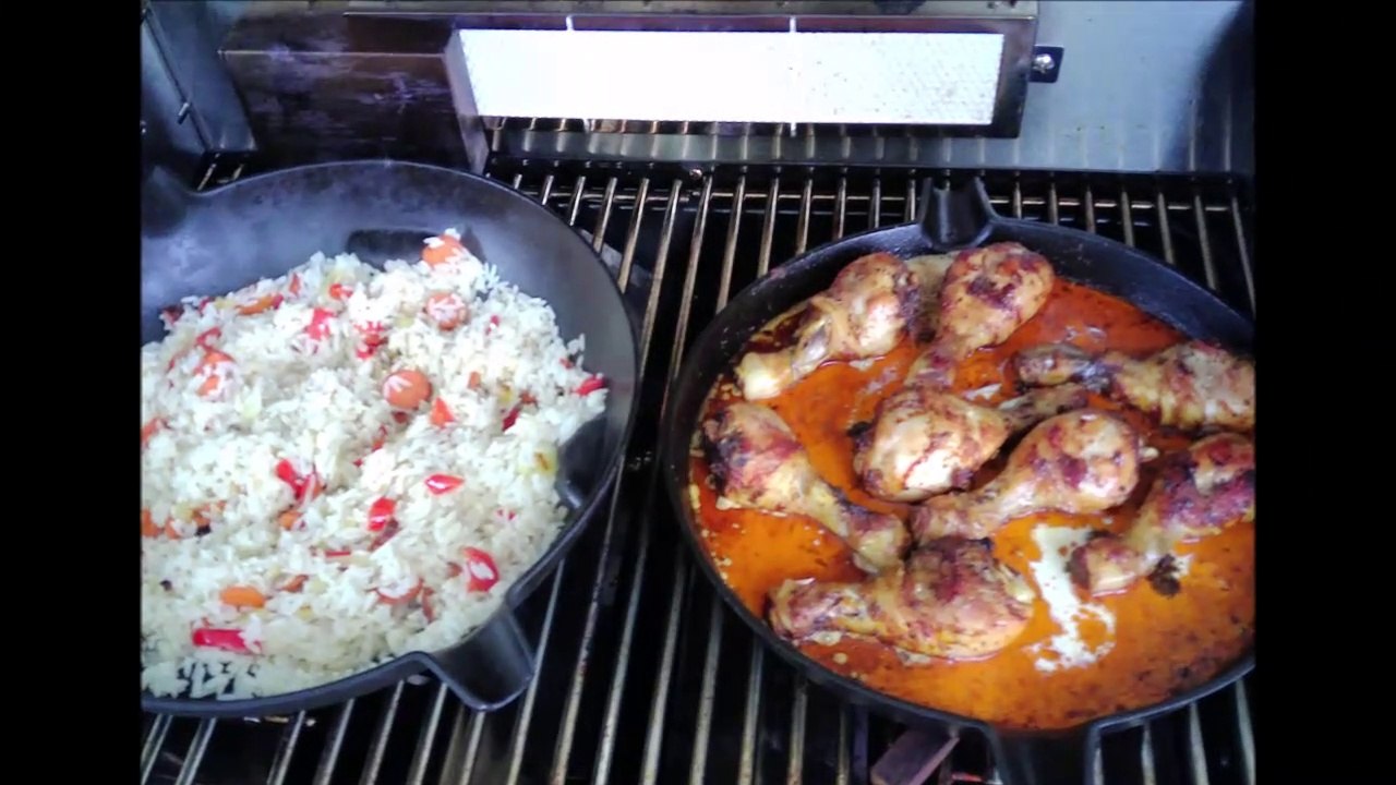 Knusprige Hühnerkeulen mit gebratenen Gemüsereis*