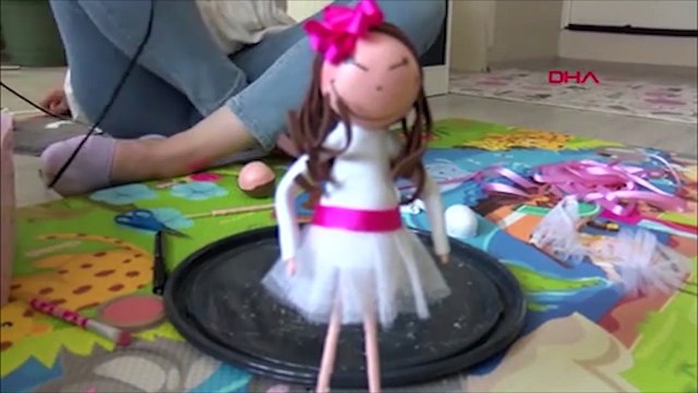 Down sendromlu kızının gülüşünü oyuncak bebeklere taşıdı