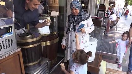 Dondurma yemek için Kahramanmaraş'a akın ediyorlar