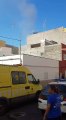 Bomberos de Tenerife extinguen un incendio en un edificio de viviendas en Playa San Juan