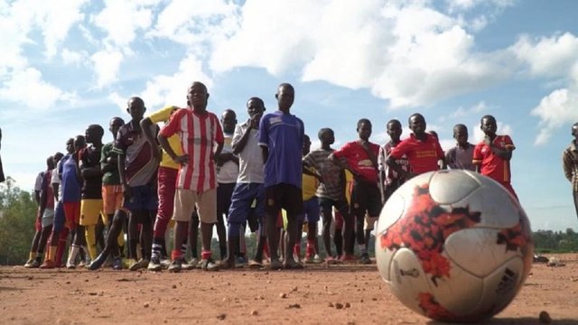 En Ouganda, des jeunes réfugiés à l'école du football [No Comment]
