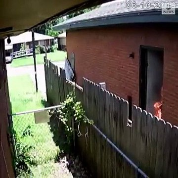 Une Américaine filmée par sa propre caméra de vidéo surveillance en train de mettre le feu à la maison de ses voisins
