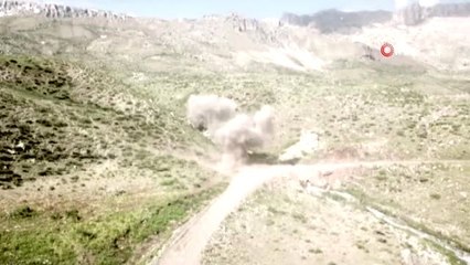 Siirt'te terör örgütü mensuplarınca yola tuzaklanmış anti tank mühimmatı böyle imha edildi