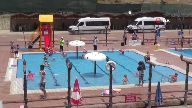 Sıcaktan bunalan gençler havuzlarda serinliyor