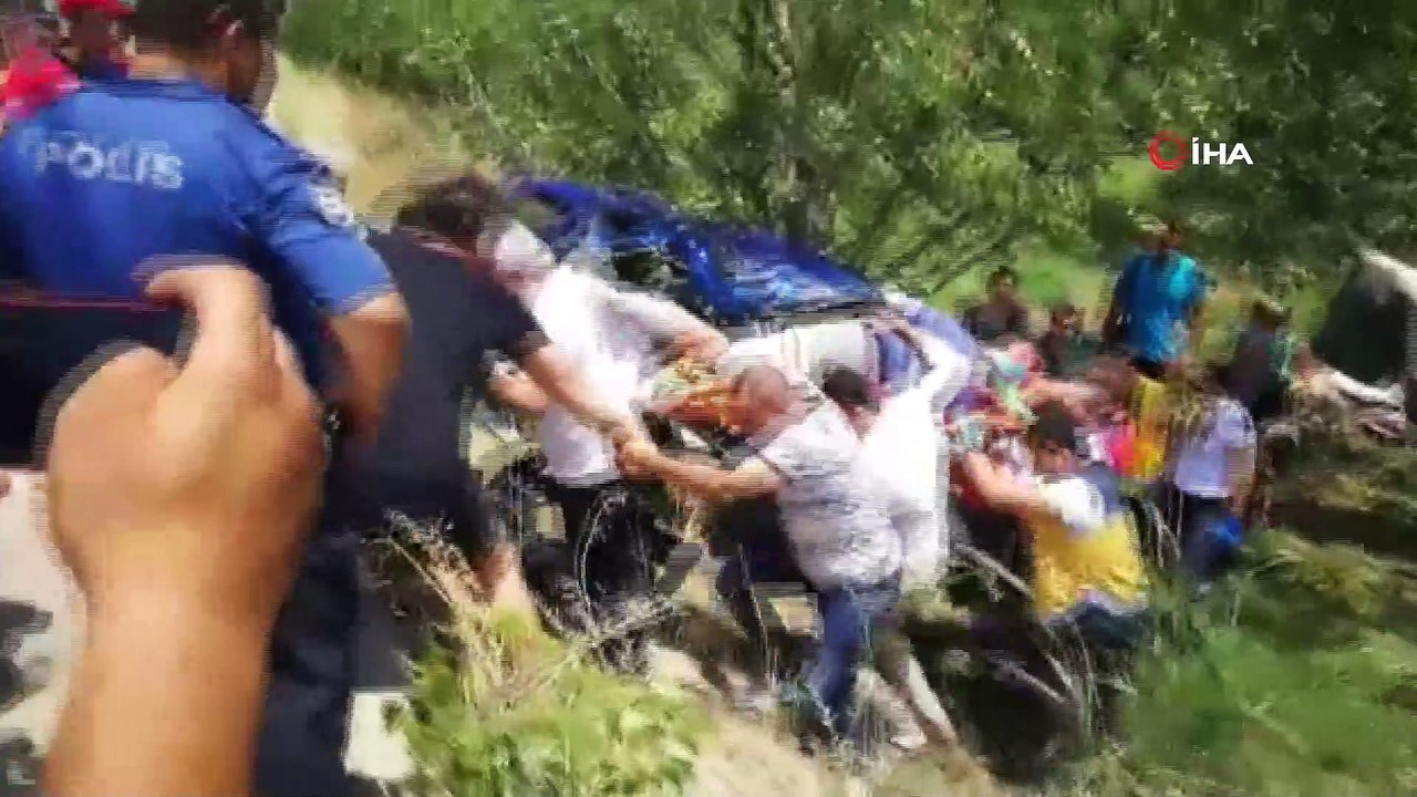 Önündeki araca çarpan sürücü armut bahçesine uçtu