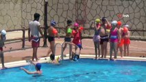 Sıcaktan bunalan gençler havuzlarda serinliyor