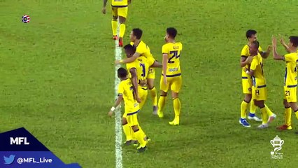 Il marque un coup franc exceptionnel de la moitié de terrain