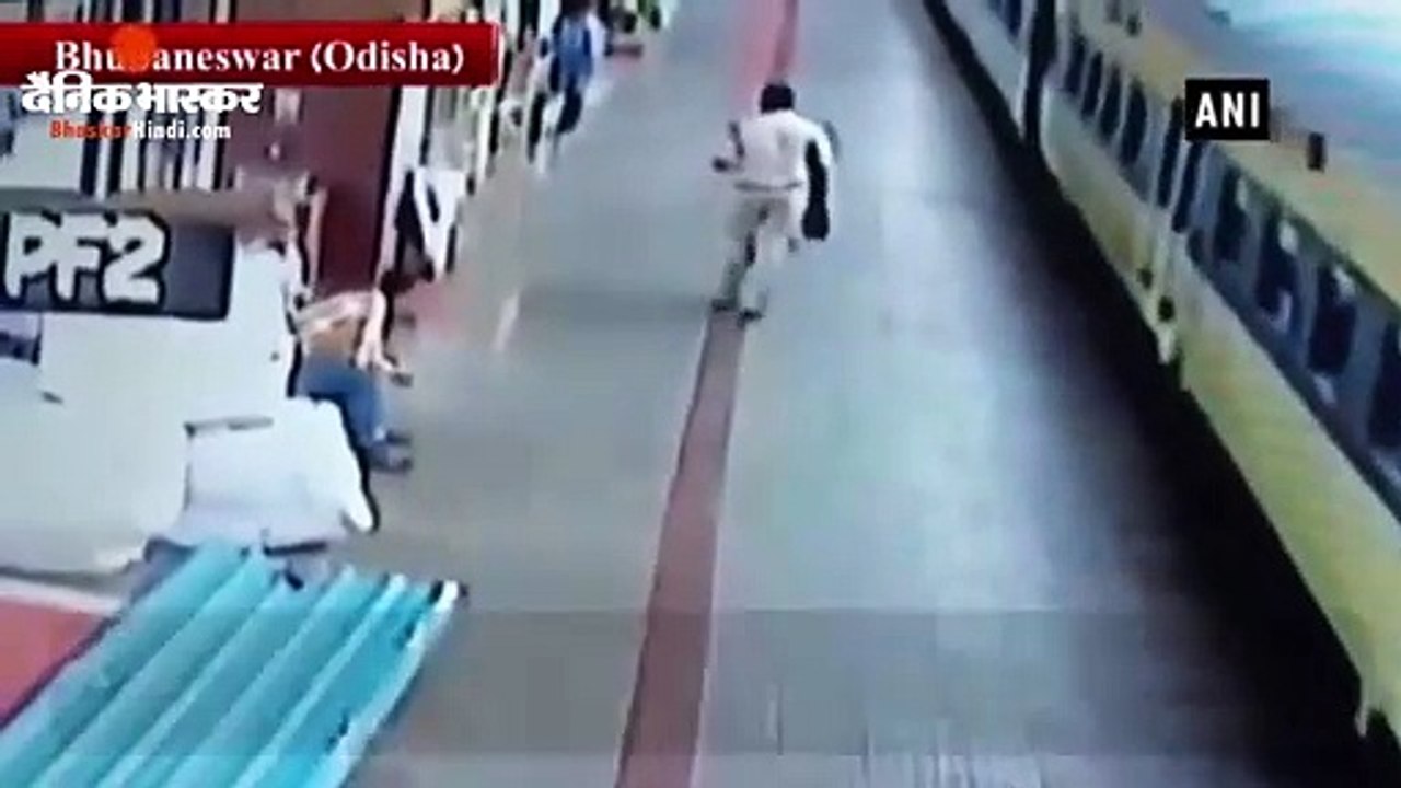 RPF जवान ने बचाई यात्री की जान