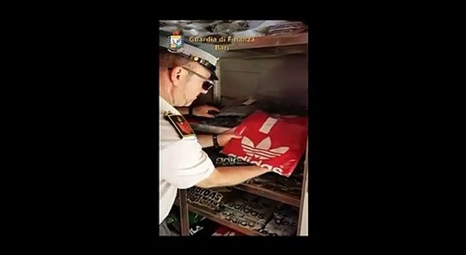 MOLFETTA (BA)_ PUNTO VENDITA DI ABBIGLIAMENTO CONTRAFFATTO SEQUESTRATO DALLA GUARDIA DI FINANZA