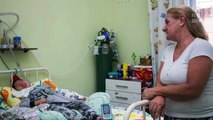 Enfermeira emociona a web ao adotar criança com paralisia cerebral abandonada pelos pais no hospital