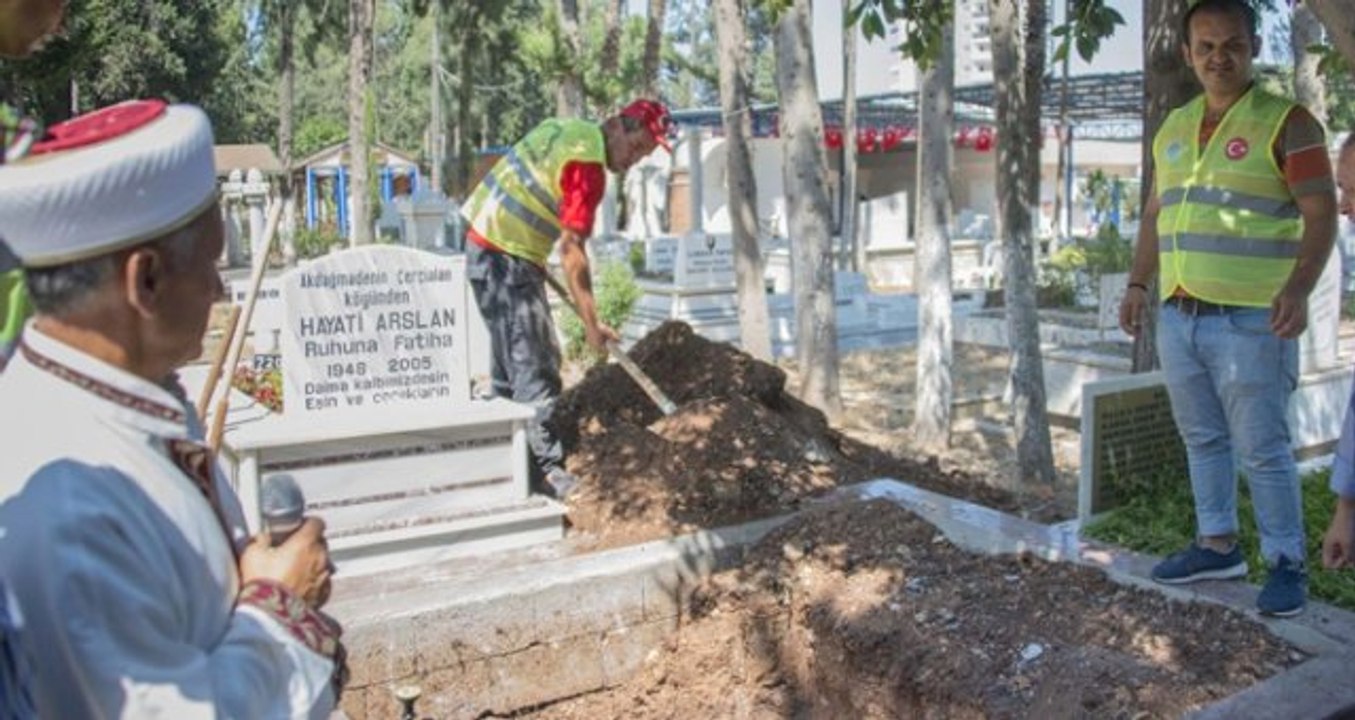 Belediye personeli eğitiminde cansız mankenler kefenlenip, defnedildi