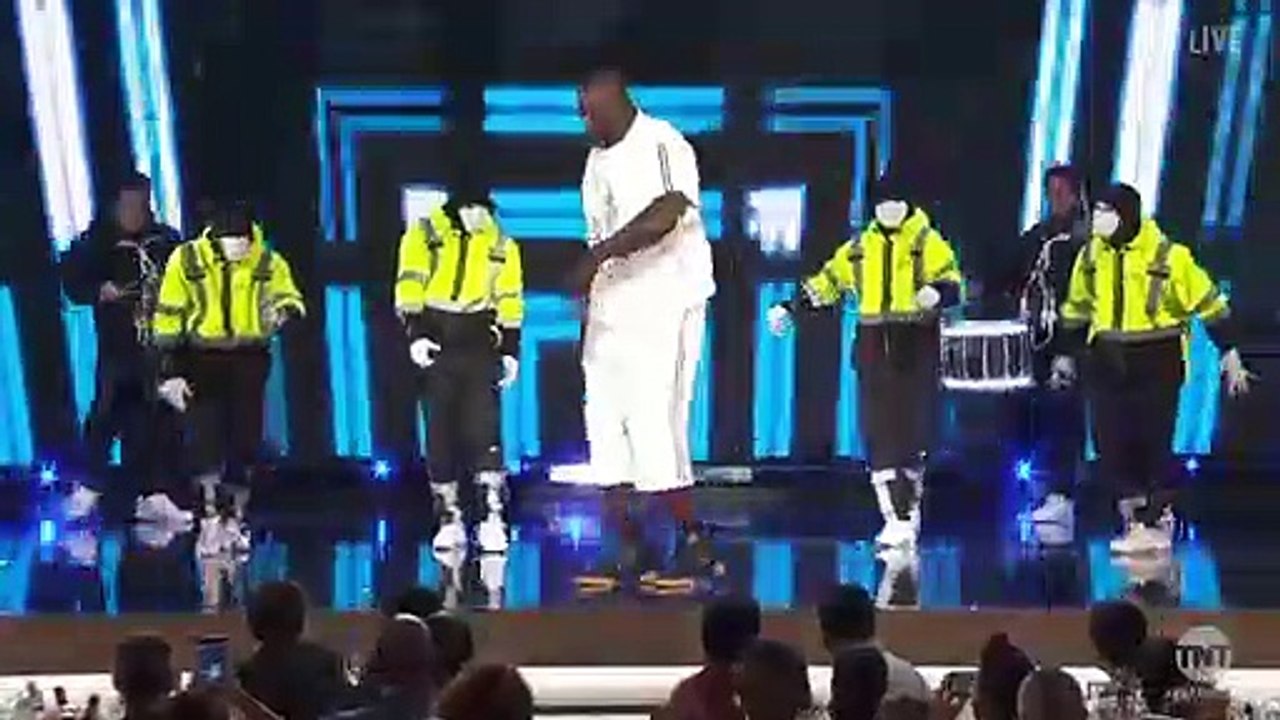 Shaquille O'Neal danse et chante à la cérémonie de remise des trophées NBA