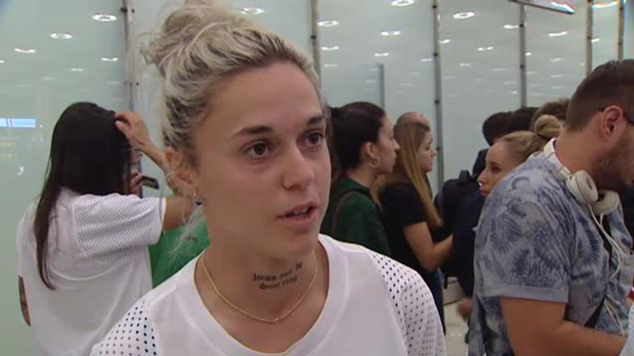 La selección femenina, recibida con aplausos en el aeropuerto