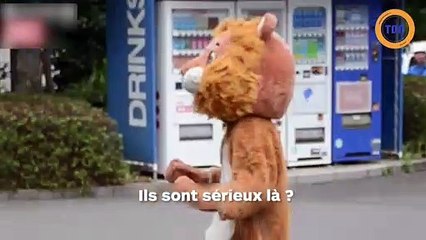 Cette mascotte joue le rôle d'un lion en fuite