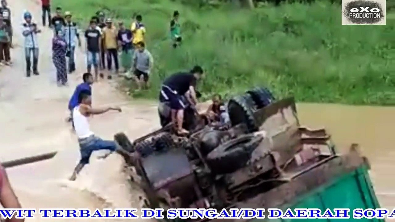 dharmasraya-truk-colt-diesel-bermutan-buah-sawit-terbalik-di-sungai.mp4
