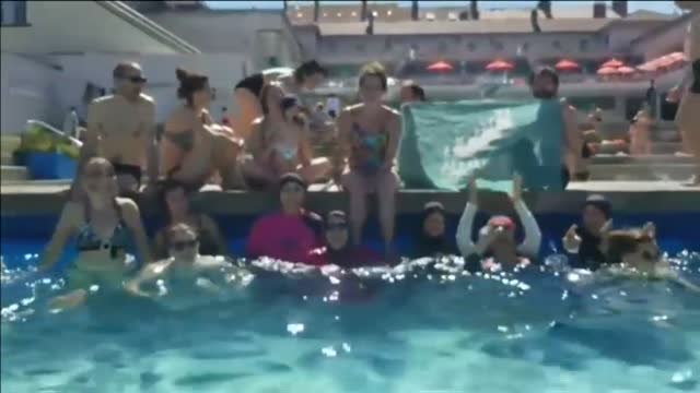 Mujeres musulmanas reivindican el 'burkini' en una piscina municipal de Francia