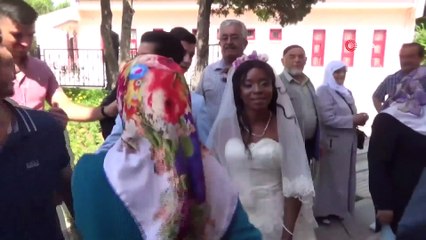 Babasının Vasiyetini Afrikalı Kızla Evlenerek Yerine Getirdi