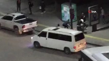 2 kişinin yaralandığı bıçaklı kavga kamerada