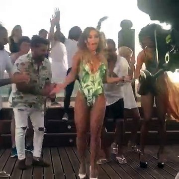Luciana Abreu arrasa a dançar samba e mostra bumbum