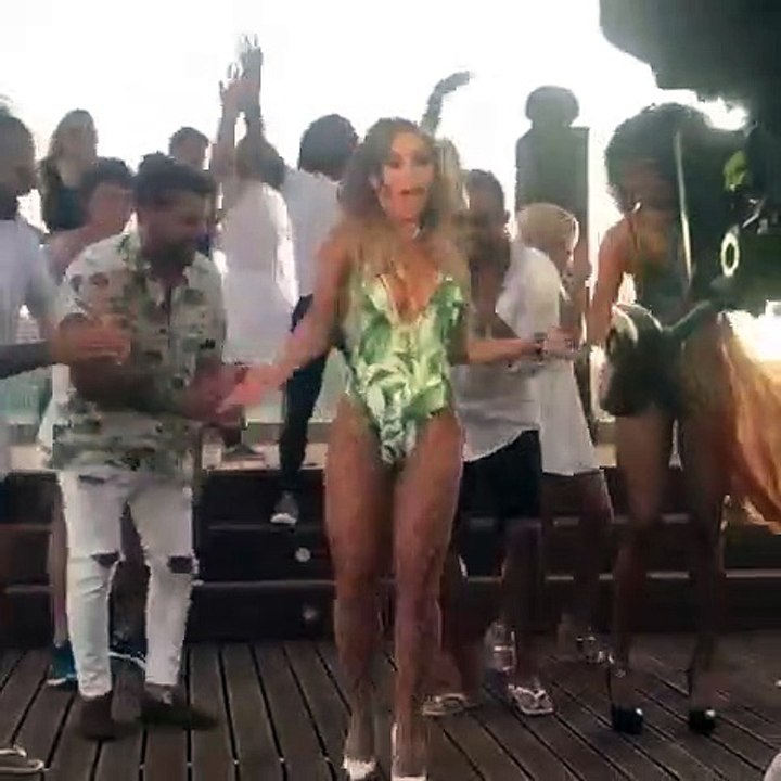 Luciana Abreu arrasa a dançar samba e mostra bumbum